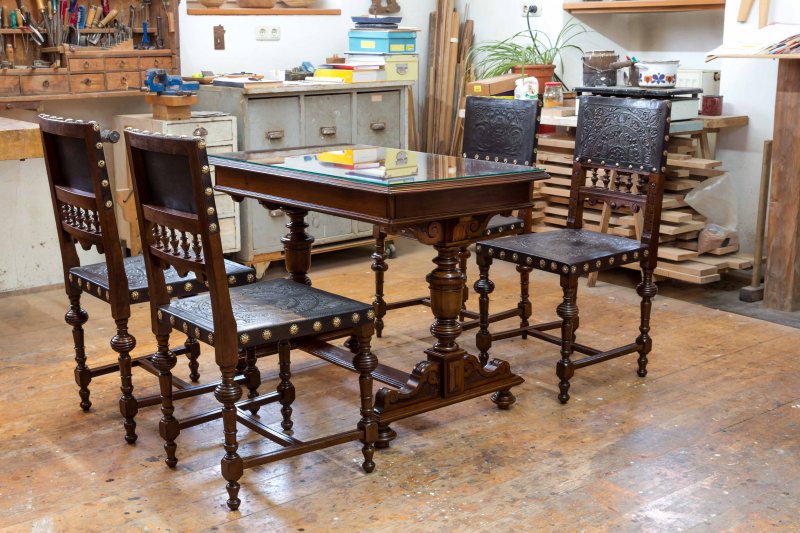 Gründerzeit Tisch mit vier Sesseln